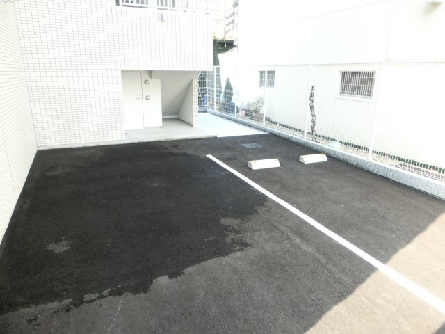 アドバンス難波西アクアの駐車場