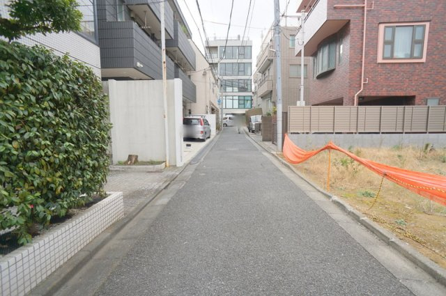 南青山３　土地の前面道路含む現地写真|南東側　私道　幅員約3.7~4.0m　接道約21.0m