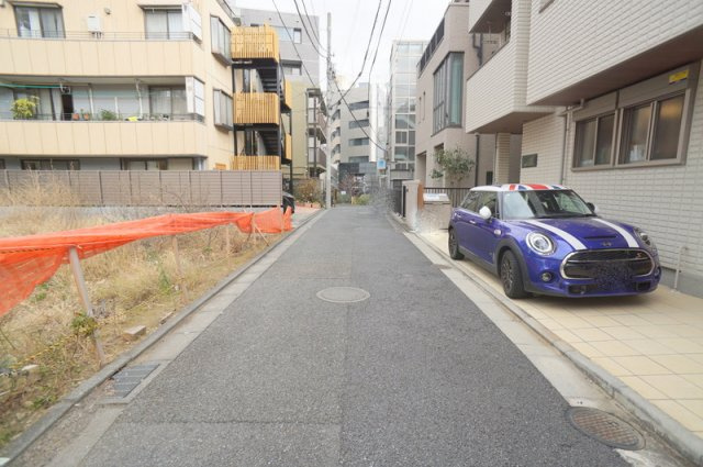 南青山３　土地の前面道路含む現地写真|南東側　私道　幅員約3.7~4.0m　接道約21.0m