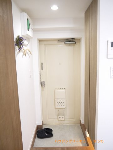【玄関】 | 松原マンション | 帰り着くたびに洗練されたテイストの空間に迎えられ誇りと喜びを感じる玄関まわりです。