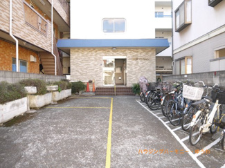【エントランス】 | 重厚感溢れるエントランスは、マンションの優雅さを示す特徴でもあります。