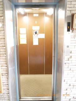 【その他共用部分】 | 階段移動の手間を省く現代の必需設備です。