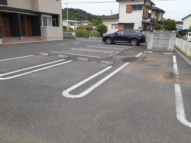 エレヴァートピアＢの駐車場