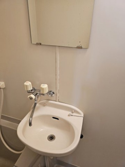 【居間・リビング】 | WINS 弐番館 | 広々8帖のお部屋です。通常の１Kは窓が1面ですが、2面あります。