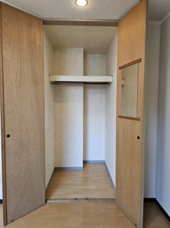 【寝室】 | WINS 弐番館 | リビングでもあり寝室でもありダイニングでもある洋室ですが8.6帖もあるとゆったりとしています！