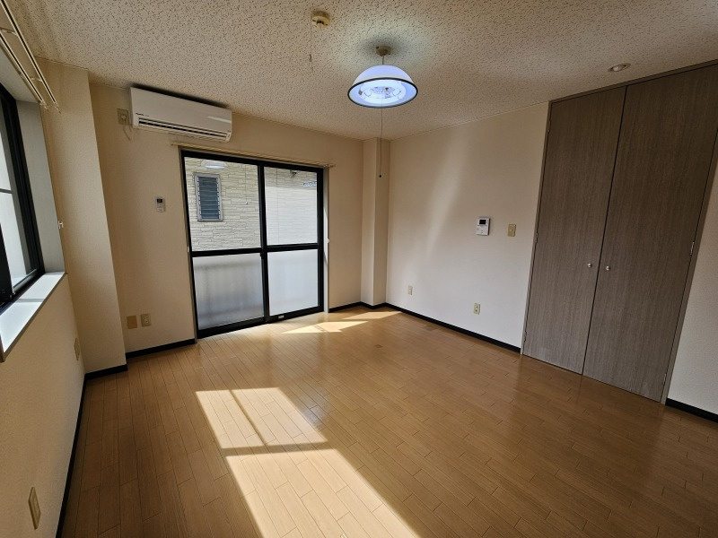 WINS 弐番館の洋室|リビングでもあり寝室でもありダイニングでもある洋室ですが8.6帖もあるとゆったりとしています！
