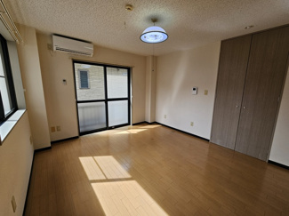 【洋室】 | WINS 弐番館 | リビングでもあり寝室でもありダイニングでもある洋室ですが8.6帖もあるとゆったりとしています！