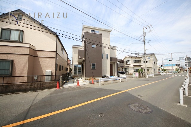 【前面道路含む現地写真】 | 永く住むからこそシンプルで飽きのこないデザインに。ただいま、おかえりの温かな声が聞こえる玄関。