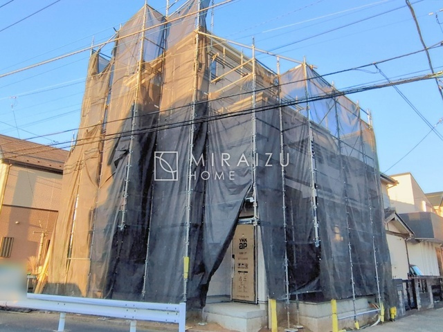 【外観】 | 青く澄み渡った綺麗な空と、陽の光をたっぷりと受ける、そんな新築住宅で新生活をスタートしてみませんか？見学・ご相談等、ミライズホーム(株)までお気軽にご連絡下さい。