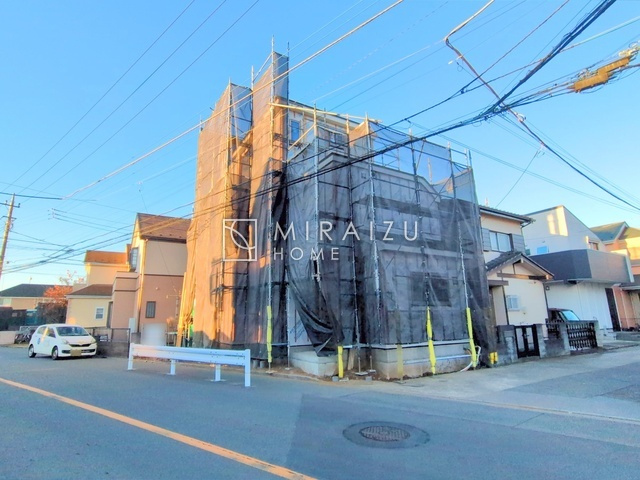【外観】 | 青く澄み渡った綺麗な空と、陽の光をたっぷりと受ける、そんな新築住宅で新生活をスタートしてみませんか？見学・ご相談等、ミライズホーム(株)までお気軽にご連絡下さい♪
