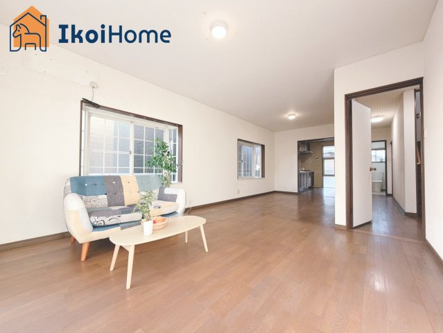 神戸市西区上新地2丁目　中古戸建の居間・リビング|【ホームページに現地動画掲載中】●年中無休：当日予約可●広々LDKは開放感があり、大型家具も設置可能