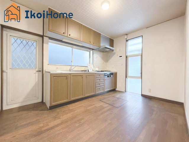 神戸市西区上新地2丁目　中古戸建のキッチン|【ホームページに現地動画掲載中】●年中無休：当日予約可●上下に収納がございますので豊富に収納可能です