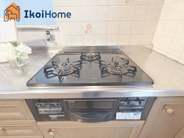 神戸市西区上新地2丁目　中古戸建のキッチン|【ホームページに現地動画掲載中】●年中無休：当日予約可●三口コンロには火口にＳＩセンサーを搭載！