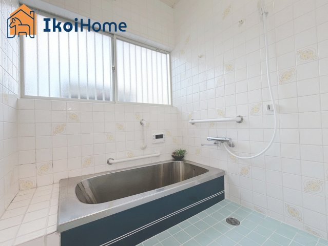 神戸市西区上新地2丁目　中古戸建の浴室|【ホームページに現地動画掲載中】●年中無休：当日予約可●小窓付きの換気良好の浴室。清潔な空間です。