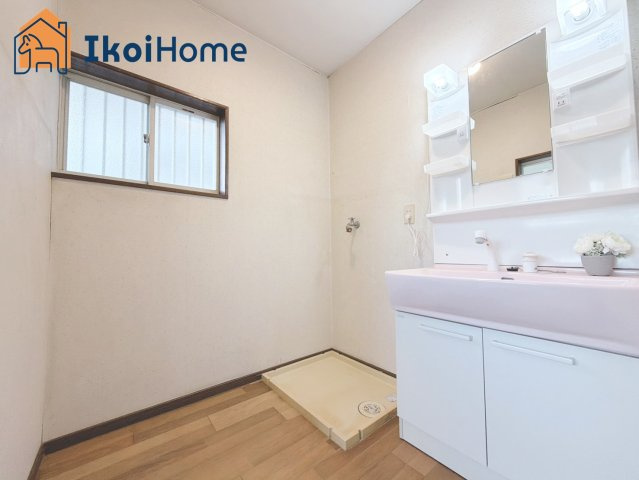 神戸市西区上新地2丁目　中古戸建の洗面所|【ホームページに現地動画掲載中】●年中無休：当日予約可●洗濯パン設置済みでそのままご使用いただけます