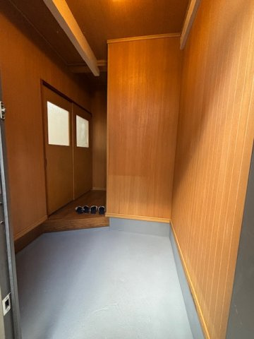 大阪府東大阪市西石切町2丁目　戸建の玄関|落ち着いた広々とした玄関です