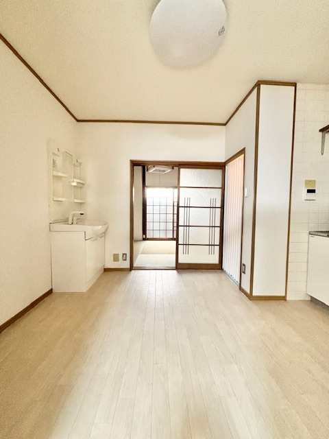 大阪府東大阪市西石切町2丁目　戸建の居間・リビング|1階　リビング5.5帖