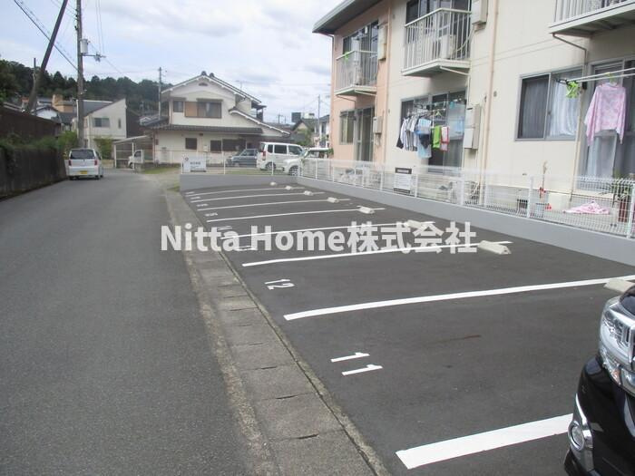 ハイツ天道の駐車場|敷地内に駐車場も完備♪