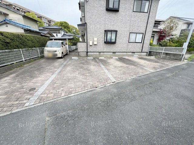 明星ガーデンハイツの駐車場