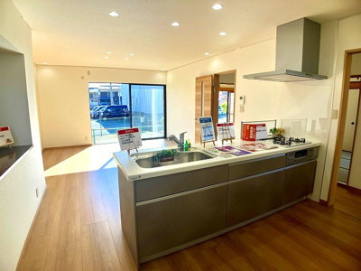 【居間・リビング】 | 戸建　中須賀3丁目