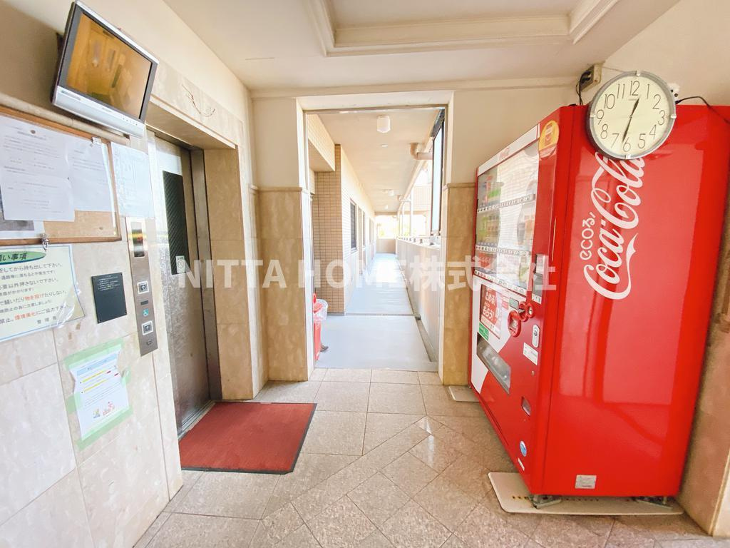 エール豊岡のロビー|宅配BOX、自動販売機もあります！