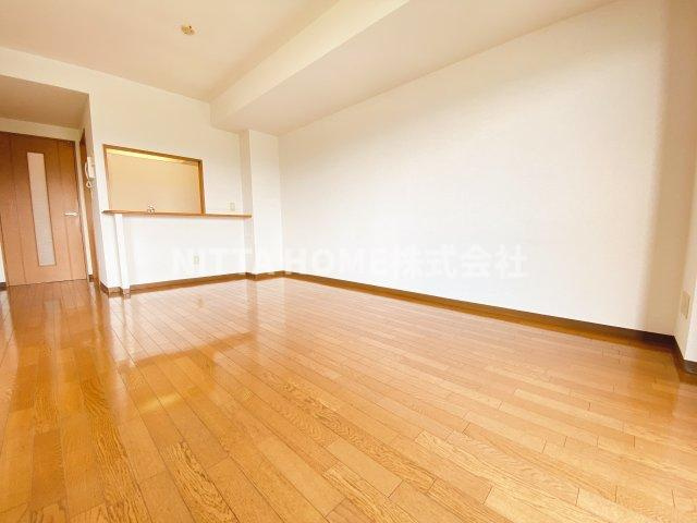 エール豊岡の居間・リビング|リビングは１３帖です◎