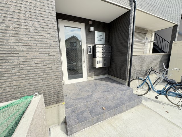 ケイグレイス福生武蔵野台のエントランス