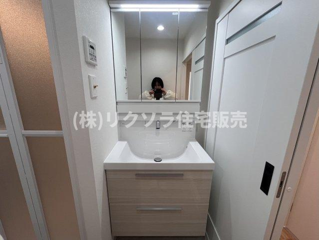 フロレスタ・ミオ山田池公園の独立洗面台|三面鏡付き独立洗面台　タッチレス水栓
■物件内覧・資金計画相談・住宅ローン相談、リフォーム相談、お問合せ受付中■
※当日・翌日のご内覧、ご相談はお電話でのお問合せがスムーズです！