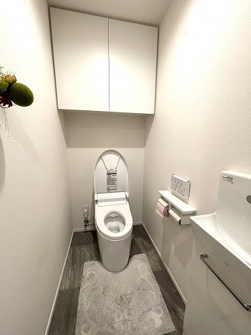 【トイレ】 | 杜の街グレース岡山 ザ・タワー | 「節水仕様のトイレ。手洗いと収納を備え、使い勝手の良い空間です。」