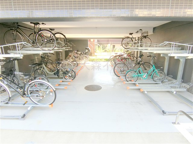 アジールコート武蔵新田のその他共用部分|屋根付き駐輪場