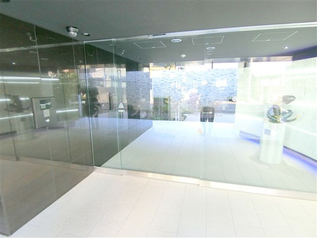 アジールコート武蔵新田のエントランス|エントランス　防犯カメラTVモニター付オートロック宅配BOXメールBOX管理人室