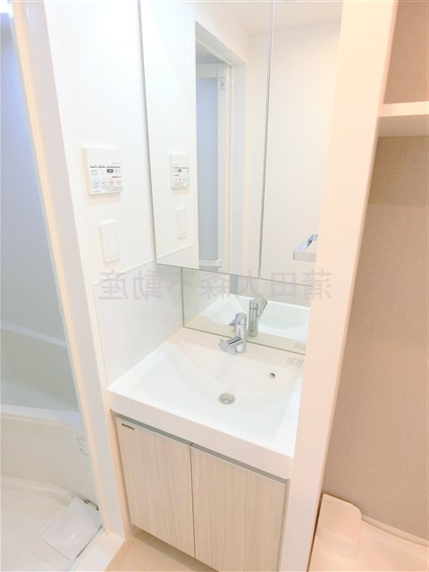 アジールコート武蔵新田の洗面所|2面鏡の独立洗面台　洗面脱衣所