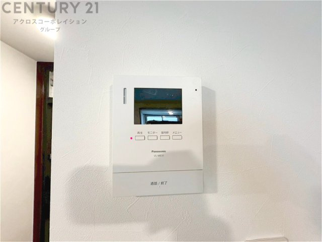 訪問者が来たときにテレビ画面で確認できるため、安心してドアを開けられます。録画機能があるものもあり、留守中に来訪者を記録しておくことができます。利便性が高く、セキュリティ面でも安心です。
