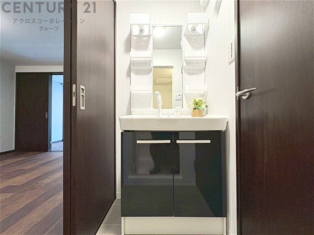化粧品や洗顔料、歯ブラシなどの必需品をまとめて置ける収納スペースがあり、使用するたびに取り出す手間が省けます。また、水回りのため、濡れても大丈夫な素材が使用されており、お手入れが簡単です。