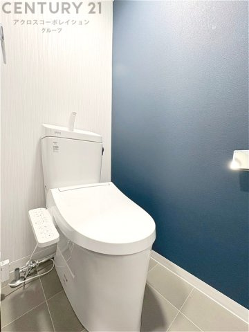 温水洗浄便座付トイレは温水洗浄機能により、暖かい水でおしりを洗浄することができ、冷たい水を使う従来の便座に比べ、温水洗浄機能で暖かいトイレを提供し、快適な使用を可能にします。