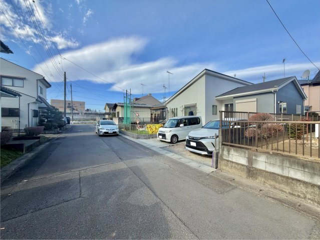 【築4年】筑西市樋口中古物件の前面道路含む現地写真