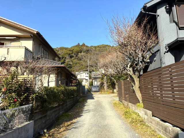 建築条件なし！鎌倉駅まで徒歩圏内の場所にある広々敷地の売地の前面道路含む現地写真
