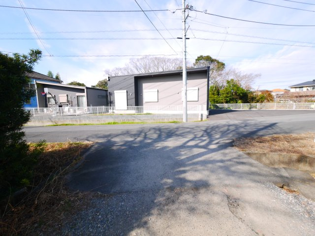 東金市菱沼　平屋中古戸建の前面道路含む現地写真|令和6年1月築  駐車4台可能JR東金線求名駅徒歩約7分 都市ガス トアトライウェル徒歩約11分