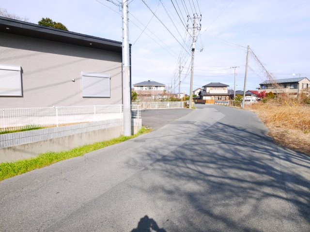 東金市菱沼　平屋中古戸建の前面道路含む現地写真|令和6年1月築  駐車4台可能JR東金線求名駅徒歩約7分 都市ガス トアトライウェル徒歩約11分