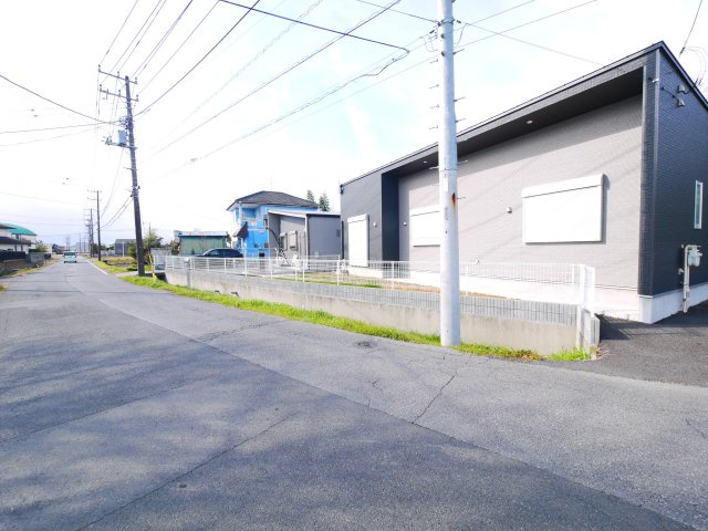 東金市菱沼　平屋中古戸建の前面道路含む現地写真|令和6年1月築  駐車4台可能JR東金線求名駅徒歩約7分 都市ガス トアトライウェル徒歩約11分