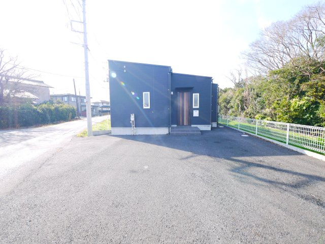東金市菱沼　平屋中古戸建の駐車場|令和6年1月築  駐車4台可能JR東金線求名駅徒歩約7分 都市ガス トアトライウェル徒歩約11分