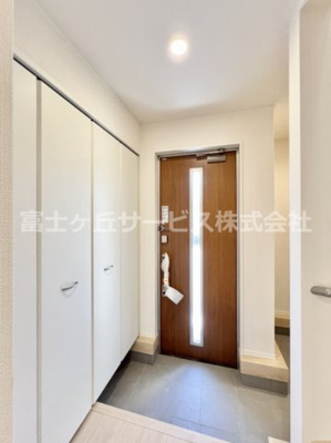 【玄関】 | 富士市増川 3期 新築一戸建て 1号棟 | 収納もある玄関です
