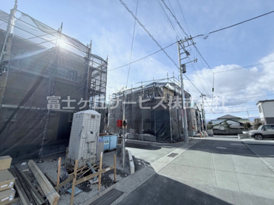 【外観】 | 富士市増川 3期 新築一戸建て 4号棟 | 現在建築中の外観画像です。ご内覧は同じメーカーの完成物件へご案内いたしますので、いつでもご相談ください！