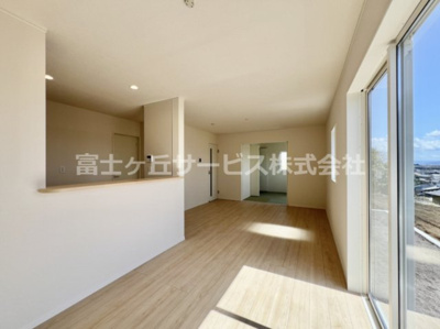 【居間・リビング】 | 富士市増川 3期 新築一戸建て 5号棟 | 16帖のリビングダイニングです