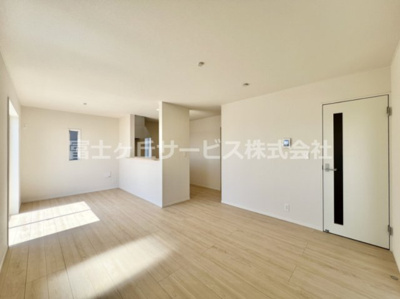 【居間・リビング】 | 富士市増川 3期 新築一戸建て 5号棟 | こちらの居間で趣味の時間をお楽しみください
