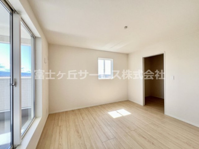【寝室】 | 富士市増川 3期 新築一戸建て 5号棟 | 8帖の寝室です