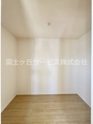 【洋室】 | 富士市増川 3期 新築一戸建て 5号棟 | 3帖のストレージルームです