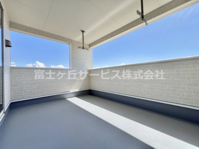 【バルコニー】 | 富士市増川 3期 新築一戸建て 5号棟 | 開放的で明るい空間を演出してくれるバルコニーです