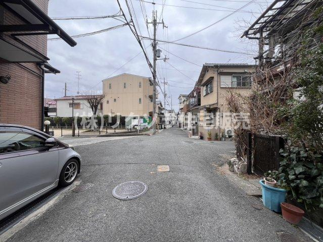 長栄寺町　中古一戸建ての前面道路含む現地写真|南　私道　幅員4.0ｍ
■物件内覧・資金計画相談・住宅ローン相談、リフォーム相談、お問合せ受付中■
※当日・翌日のご内覧、ご相談はお電話でのお問合せがスムーズです！