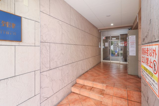 ダイナコート小倉下到津　2階のエントランス